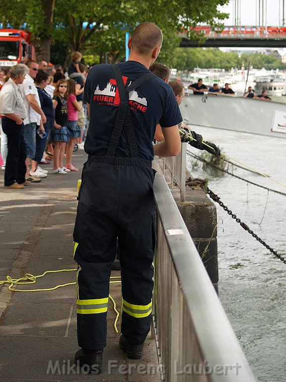 Uebung BF Koeln und DRLG Person im Rhein bei Koeln P515.JPG